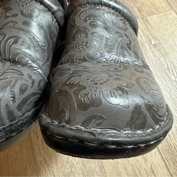 B.O.C. Born Concepts Peggy Grey Slip On Western Embossed Clog Sz 8 GUC - Picture 6 of 14